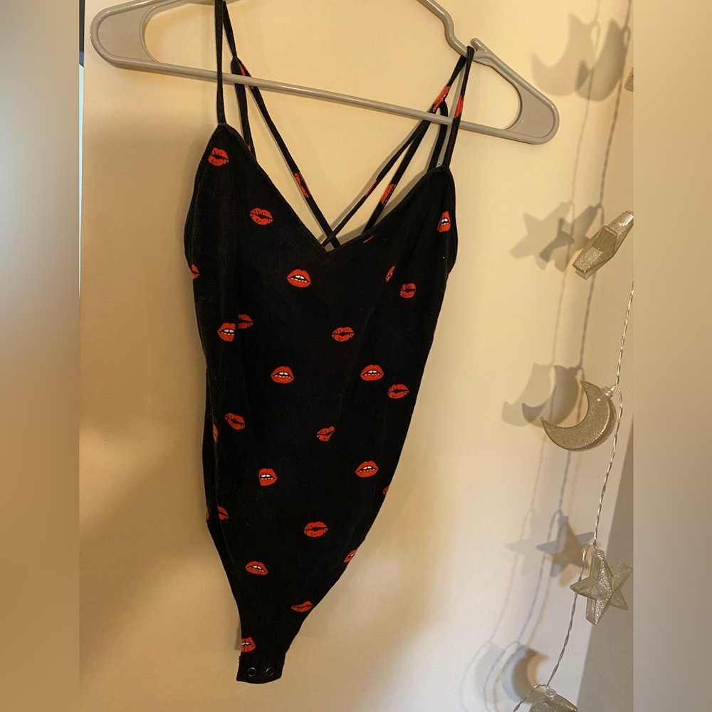 💋 FOREVER 21 SEXY KISS PRINT BODYSUIT 💋